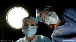 Magħfusa u marbuta fl-mediku president samra lesbjani pazjent Ħabiba Nix hija ddominata mill-tabib fl-latex Chanel Preston imbagħad her fil-sospensjoni