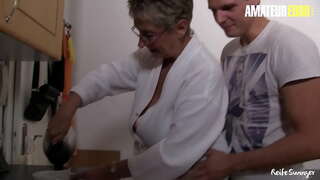 REIFE SWINGER - #Erna - Horny Nui, Kaihe Cougar Hūpeke i Runga i te Tikaokao, Me te Pupuhi Ia te Tangata