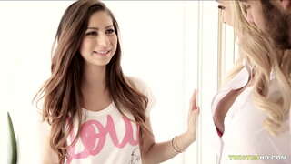 ���ပြစ်မဲ့ကလေးထိန်းလိုက် threesomed