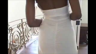 Nyomi rebent el cul prou.