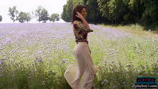 Sisate mađarski MILF model bude gola i izgleda neverovatno seksi go