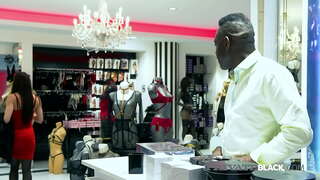 Gražus Rachel Adjani gauna naują apatinio trikotažo ne BBC Eddy Blackstone &#039; s sex parduotuvė ir baigiasi karštas analinis sesijos su šlapia BJ, dildo savo subinę &amp;amp; a creampie! Visą Brūkštelėkite &amp;amp; 1000s Daugiau PrivateBlack.com!