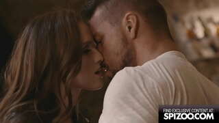 Štíhla Kráska Miluje Hrať S Cudzími Ľuďmi