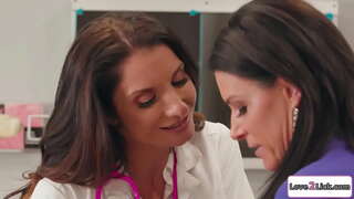 Busty mpitsabo mpanampy seduces ny milf mpampianatra sy lelafin&#039;ny ny voaharatra pussy.Ny brunette sucks ny big tits, ary avy eo dia lelafin&#039;ny sy masturbates ny pussy.Avy eo izy ireo 69