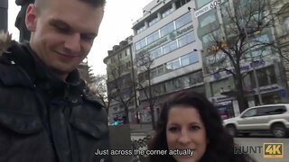 HUNT4K.Caçador encontra gulosa prostituta Jocelyne Z no Vaclav da praça em Praga HUNT4K.Caçador encontra gulosa prostituta Jocelyne Z no Vaclav da praça em Praga