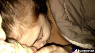 Ele acordou para a enteada chupar seu pau, e ele não se queixa.