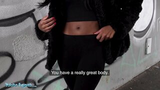 Pubbliku Aġent-renju UNIT l-Iswed l-Asja Rae xeni kbar tagħha ħmar-annimal enormi fuq il-wiċċ għall-flus kontanti