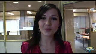 Kleng brünette bitt hire arsch mat freed