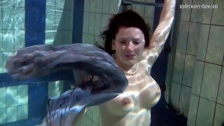Natação bebê Katka tiras para baixo na piscina Natação bebê Katka tiras para baixo na piscina