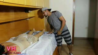 היא מעמידה פנים.