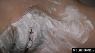 Voir ses gros seins bouger comme elle rase sa chatte poilue et se masturbe