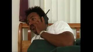 Секси негърка с червена коса и големи цици прави свирка, а след това получава своя пизду черно член на закрито.